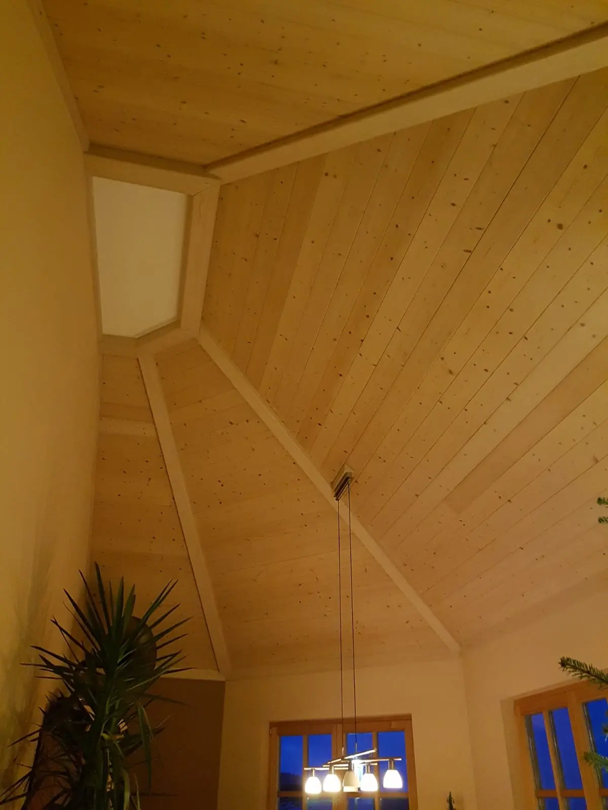 Holzdecke – maßgefertigter Innenausbau