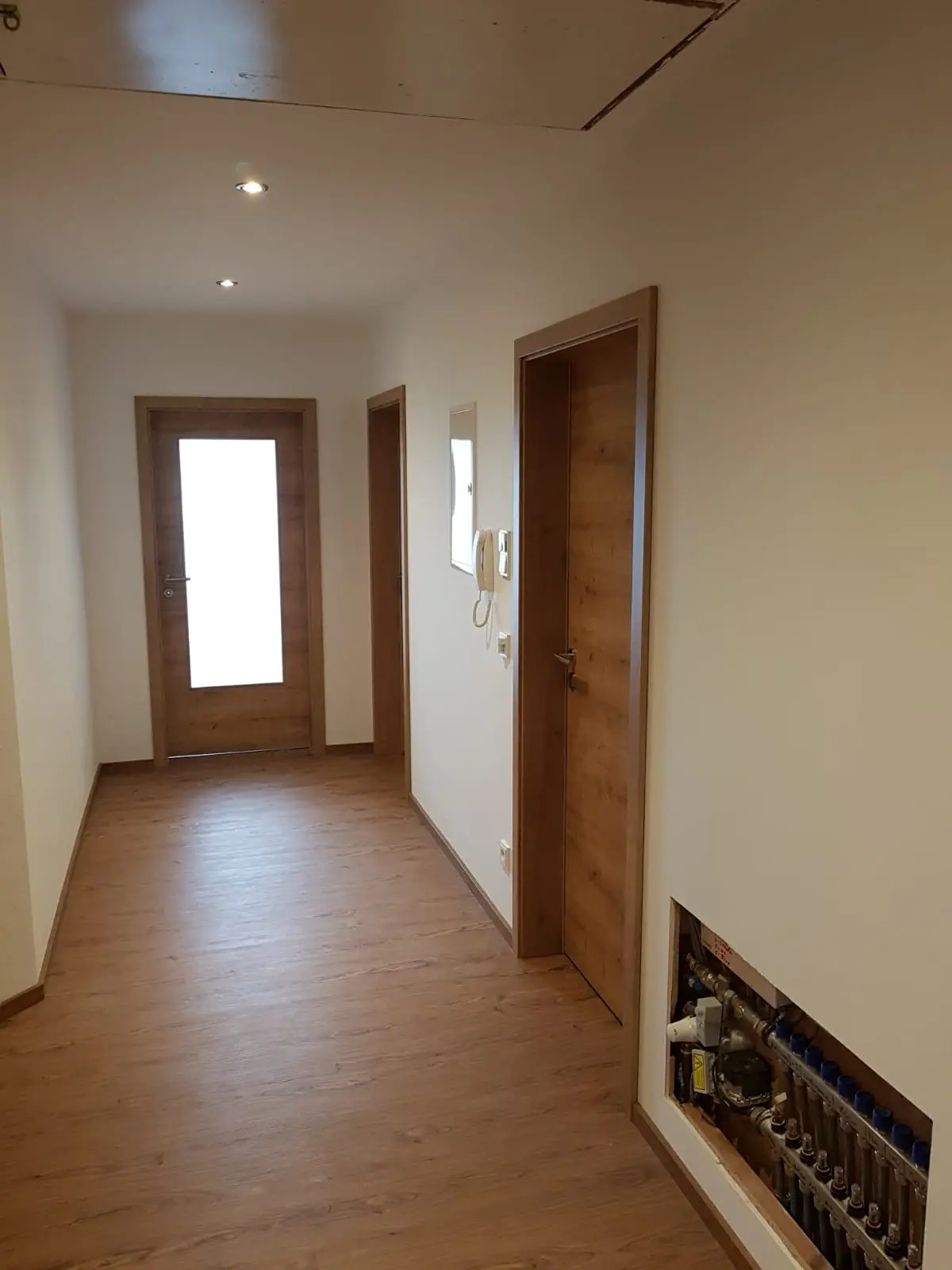 Flur mit Holztüren – Innenausbau